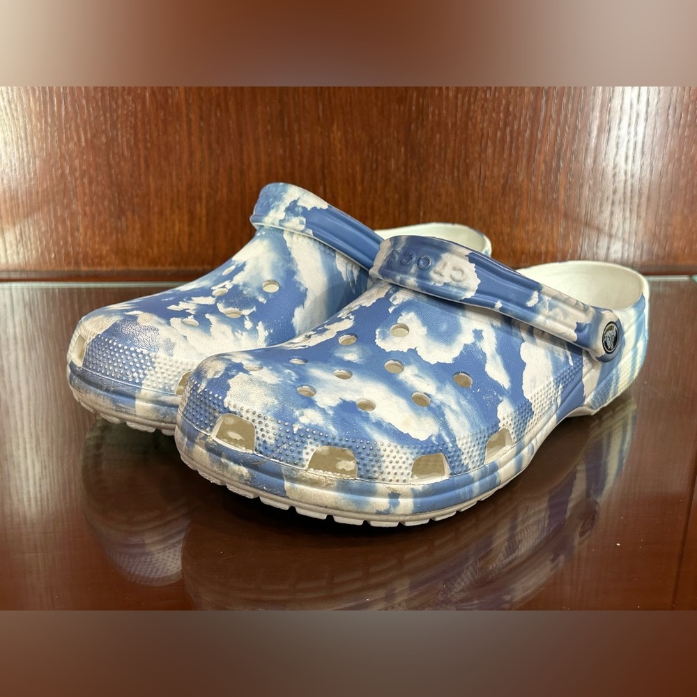 CROCS - Blue and white clouds - men 10 / women 12